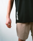 Détail du t-shirt noir Aura avec marquage latéral