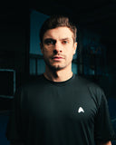 Portrait d’un homme portant le t-shirt noir Aura